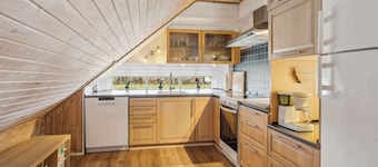 Child-friendly cottage with large.