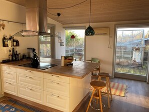 Kjøleskap, ovn, kokeplater og oppvaskmaskin