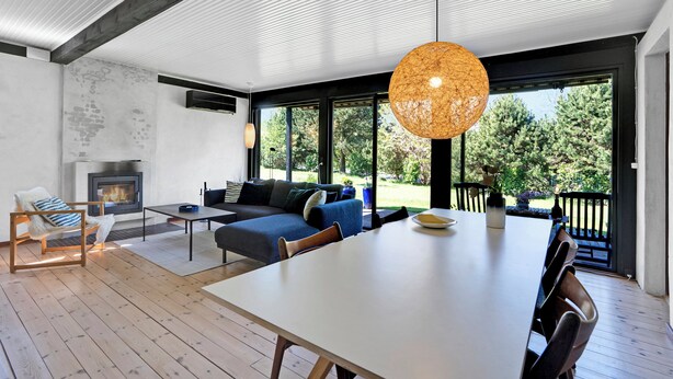 Living area - Lovely holiday home close to town and beach (Græsted)