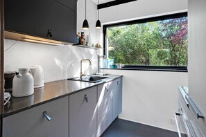 Fridge, microwave, oven, stovetop - Lovely holiday home close to town and beach (Græsted)