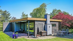 Outdoor dining - Lovely holiday home close to town and beach (Græsted)