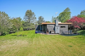 Outdoor dining - Lovely holiday home close to town and beach (Græsted)