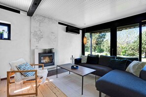 Fireplace - Lovely holiday home close to town and beach (Græsted)