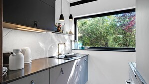 Private kitchen - Lovely holiday home close to town and beach (Græsted)