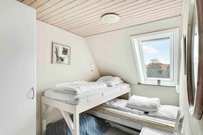 4 bedrooms, iron/ironing board, free WiFi - Spacious house with sea views from all rooms (Rønne)