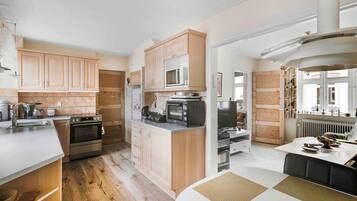 Kylskåp, ugn, spishäll och diskmaskin