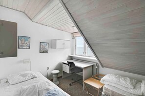 3 bedrooms, iron/ironing board, free WiFi