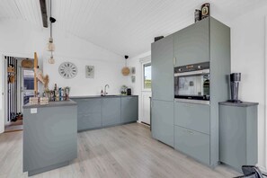 Kjøleskap, ovn, kokeplater og oppvaskmaskin