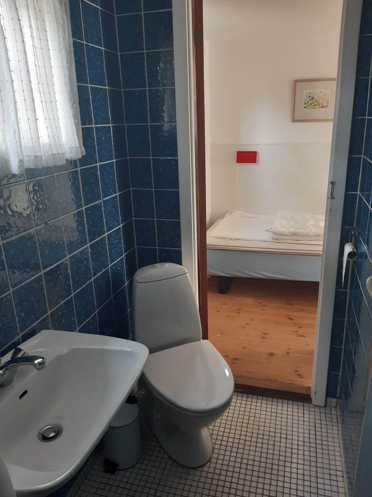 Un baño con lavabo, inodoro y zona de ducha.