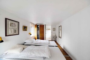 4 bedrooms, iron/ironing board - Charming cottage near the beach (Nexø)