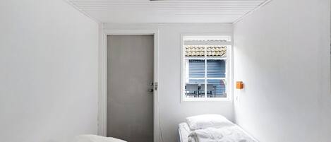 4 chambres, fer et planche Ă repasser