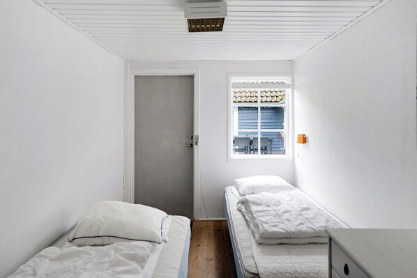 4 chambres, fer et planche à repasser