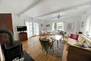 TV, fireplace, DVD player, stereo - Charming cottage near the beach (Nexø)