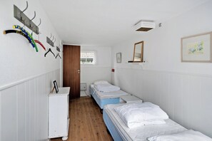 4 bedrooms, iron/ironing board - Charming cottage near the beach (Nexø)
