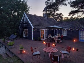 Outdoor dining - Charming cottage near the beach (Nexø)