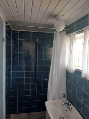 Shower, hair dryer - Charming cottage near the beach (Nexø)