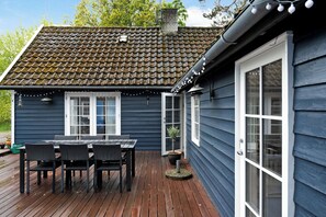 Outdoor dining - Charming cottage near the beach (Nexø)