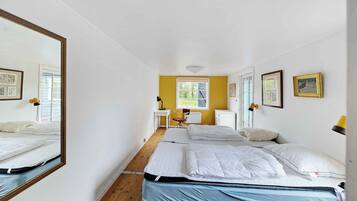 4 habitaciones y tabla de planchar con plancha