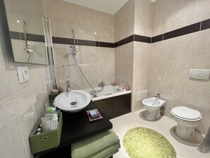 Douche, sèche-cheveux, serviettes fournies