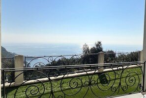 Property grounds - Charming bedroom in luxurious villa with seaview (EZE)