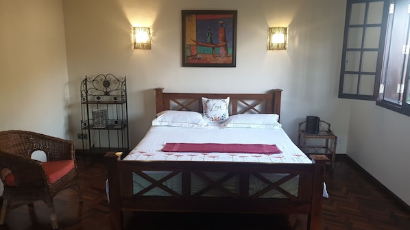 4 bedrooms, iron/ironing board, WiFi, bed sheets