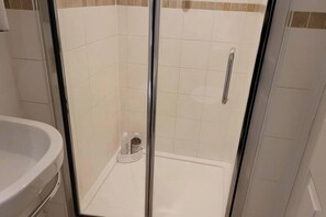 Douche, sèche-cheveux, serviettes fournies