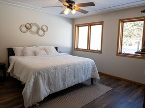 4 多间卧室、熨斗/熨衣板、旅行婴儿床、WiFi