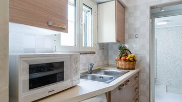 Microwave, oven, stovetop, cookware/dishes/utensils