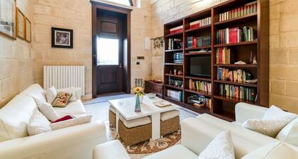 Exclusive two-level apartment which in 70 sqm accommodates two people with great comfort, being equipped with all comforts including two bathrooms, an equipped internal courtyard and a large living room with billiards. The apartment is located in a quiet