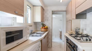 Microonde, forno, piano cottura, pentole/stoviglie/utensili