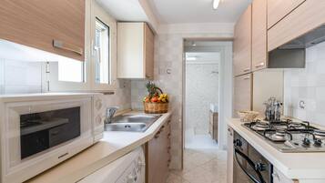 Mikrobølgeovn, ovn, kogeplade, køkkentøj/tallerkener/redskaber