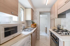 Microwave, oven, stovetop, cookware/dishes/utensils