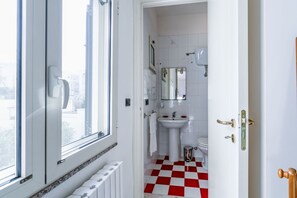 Douche, sĂšche-cheveux, bidet, serviettes fournies