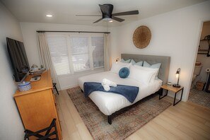 2 habitaciones, escritorio y tabla de planchar con plancha