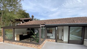 Ein modernes Haus mit Terrasse, Küche und Essbereich.