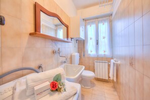 Duschwanne, Haartrockner, Bidet, Handtücher