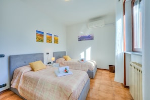 4 slaapkamers, een strijkplank/strijkijzer, gratis wifi, beddengoed