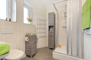Dusche, Haartrockner, Handtücher
