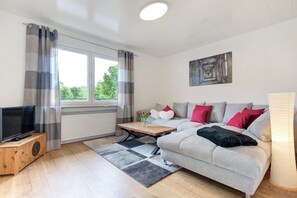 TV - Apartment 'Am Klosterviertel' with Balcony and Wi-Fi (Bad Herrenalb)