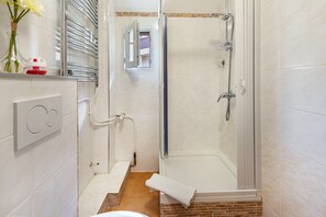 Een douche, een haardroger, handdoeken