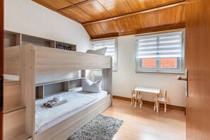 2 slaapkamers, een strijkplank/strijkijzer, gratis wifi, beddengoed