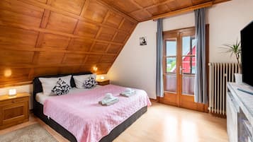 2 slaapkamers, een strijkplank/strijkijzer, gratis wifi, beddengoed