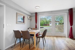 Dining - Apartment 'Rügenferienhaus Gartenwohnung' with Shared Terrace and Wi-Fi (Schaprode)