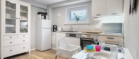 Frigorífico, microondas, horno y placa de cocina