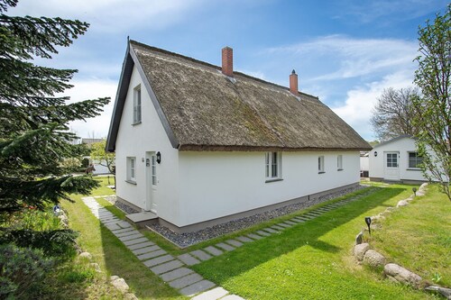 Holiday Apartment 'Reetferienhaus Lütt' with Shared Terrace & Wi-Fi