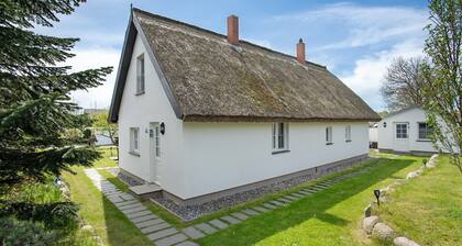 Holiday Apartment 'Reetferienhaus Lütt' with Shared Terrace & Wi-Fi