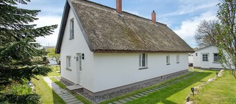 Holiday Apartment 'Reetferienhaus Lütt' with Shared Terrace & Wi-Fi