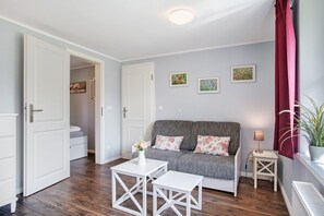 TV - Holiday Apartment 'Reetferienhaus Lütt' with Shared Terrace & Wi-Fi (Schaprode)