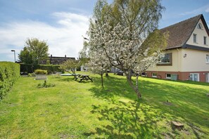 Property grounds - Holiday Apartment 'Reetferienhaus Lütt' with Shared Terrace & Wi-Fi (Schaprode)