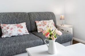 TV - Holiday Apartment 'Reetferienhaus Lütt' with Shared Terrace & Wi-Fi (Schaprode)